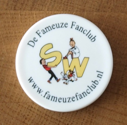 Curiosa - magneet 4 cm de fameuze fanclub (47K)